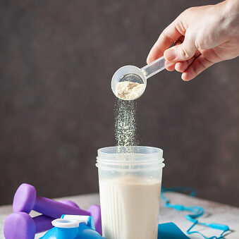 Whether to drink protein shake before or after workout?