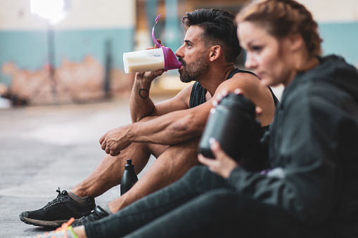 Whether to drink protein shake before or after workout?